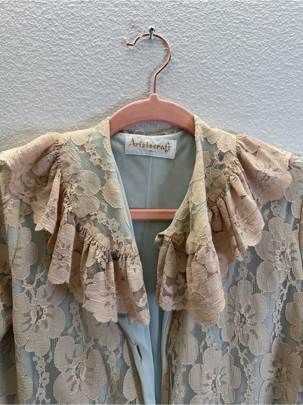 Vintage-Inspired Lace Robe in Beige with Mint Lining - Picture 3 of 7
